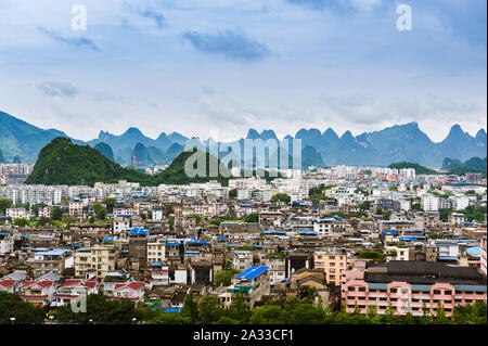 Guilin, Cina, 18 GIU 2014: vista panoramica della città di Guilin con un paesaggio unico. Foto Stock