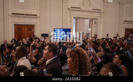 Washington DC, Stati Uniti d'America. 04 ott 2019. Washington, Stati Uniti d'America. 04 Giugno, 2018. Gli ospiti il tifo per il Presidente degli Stati Uniti, Trump al giovane nero Leadership Summit 2019 presso la Casa Bianca a Washington DC su Venerdì 4 ottobre 2019. Credito: dpa picture alliance/Alamy Live News Foto Stock