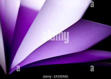 Brillante color porpora illuminato il blocco note in varie posizione e regime astratti per lo sfondo e sfondo Foto Stock