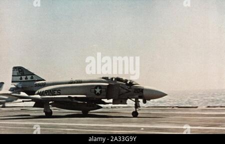 F-4J di VMFA-333 sbarco sulla USS America (CVA-66) nel 1971. Foto Stock