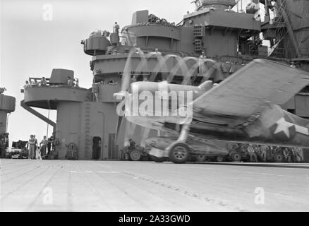 F6F va giù il ponte per il decollo di USS Lexington (CV-16) Foto Stock