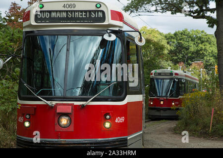 TTC toronto tram in transito su College Street il trasporto urbano ad alta park loop Foto Stock