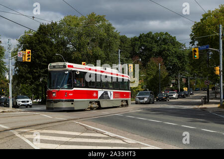 TTC toronto tram in transito su College Street il trasporto urbano ad alta park loop Foto Stock