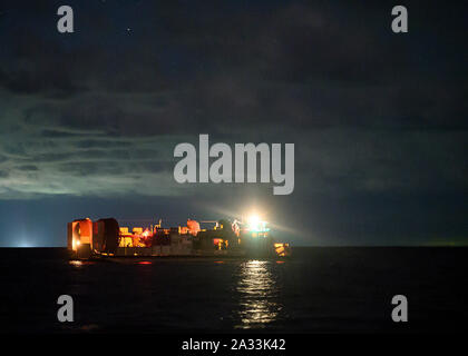 191003-N-PM193-1307 sul Mare del Sud della Cina (ott. 3, 2019) Il Marinaio Justin D. Underwood, da Nampa, N.D., assegnato al gruppo Beachmaster (BMU) 1, si siede sul lato di dritta di una landing craft, cuscino d'aria (LCAC), attaccato all assalto unità artigianali (ACU) 5, durante lo sciopero dei Tiger 2019. Malaysian Forze Armate sono state riunite da U.S. Marines e marinai per esercitare Tiger Strike 2019 dove entrambe le forze hanno partecipato nella giungla di sopravvivenza, assalto anfibio, incursioni aeree, e combattere contro il supporto del servizio di formazione e di scambi culturali. Il Boxer anfibio gruppo pronto (ARG) e undicesimo Marine Expeditionary Unit (MEU) sono implementati Foto Stock