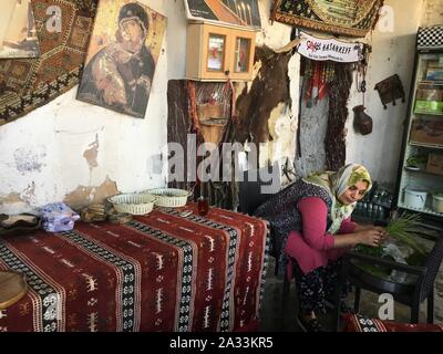 Hasankeyf, Turchia. 09Sep, 2019. Una donna taglia verdure in un ristorante sul lungomare. Hasankeyf è detto di essere stato abitato per circa 12.000 anni. Ben presto però il posto affonderà sotto il livello di acqua di un gigantesco serbatoio. Il ristorante, popolare con i turisti e la passeggiata sarà evacuato in ottobre e molte case saranno demoliti. Le persone hanno per passare a una nuova città, che essi avevano in gran parte boicottato per un lungo periodo di tempo. Verso la fine dell'anno l'acqua raggiungerà Hasankeyf. Credito: Christine-Felice Röhrs/dpa/Alamy Live News Foto Stock