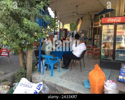 Hasankeyf, Turchia. 09Sep, 2019. Un gruppo di uomini siedono avente il tè in un cafè sul lungomare della città antica di Hasankeyf. Hasankeyf è detto di essere stato abitato per circa 12.000 anni. Ben presto però il posto affonderà sotto il livello di acqua di un gigantesco serbatoio. Il lungomare è evacuato in ottobre, le case parzialmente demolita. Le persone hanno per passare a una nuova città, che essi avevano in gran parte boicottato per un lungo periodo di tempo. Verso la fine dell'anno l'acqua raggiungerà Hasankeyf. Credito: Christine-Felice Röhrs/dpa/Alamy Live News Foto Stock