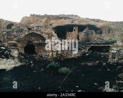 09 settembre 2019, Turchia, Hasankeyf: antiche grotte residenziale in scogliere di Hasankeyf sul fiume Tigri. La città e il fiume forma un paesaggio culturale di migliaia di anni. Fino agli anni ottanta, molte persone hanno vissuto in queste grotte residenziale. Hasankeyf è detto di essere stato abitato per circa 12.000 anni. Ben presto però il posto affonderà sotto il livello di acqua di un gigantesco serbatoio. Circa 70 chilometri più a valle il nuovo Megadam Ilisu ha iniziato i lavori ed è stata damming acqua per diverse settimane. Secondo le autorità locali, il cuore del piccolo centro città è di essere evacuato Foto Stock