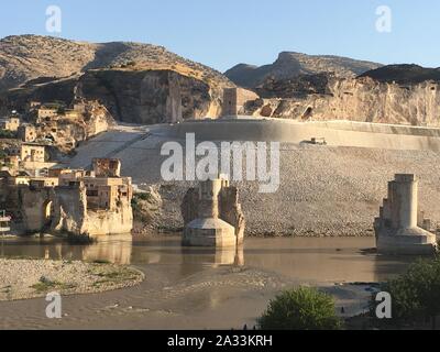 09 settembre 2019, Turchia, Hasankeyf: vista dall'entrata del villaggio per la città antica Hasankeyf nella Turchia sudorientale. Il villaggio si trova in un unico paesaggio culturale sul fiume Tigri. La gente è stata supposta per stabilirsi qui per circa 12.000 anni. Il ponte di pontili che sono detti data dal XII secolo, hanno dominato il volto della città per secoli. Ma ben presto Hasankeyf affonderà sotto il livello di acqua di un enorme serbatoio. Circa 70 chilometri più a valle il nuovo Megadam Ilisu ha iniziato i lavori ed è stata damming acqua per diverse settimane. Secondo le autorità locali, t Foto Stock