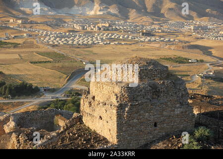 Hasankeyf, Turchia. 09Sep, 2019. Nuovo contro il vecchio: una vista dal castello di Alt-Hasankeyf giù per la città nuova. L'insediamento, che è di circa 12.000 anni, è sprofondare sotto il livello di acqua di un enorme serbatoio entro la fine dell'anno. Secondo le autorità locali, il cuore del piccolo centro città è di essere evacuata ed in parte demolito dal 8 ottobre. La gente deve passare per il centro di Neustadt, che avevano boicottato per un lungo periodo di tempo. Credito: Christine-Felice Röhrs/dpa/Alamy Live News Foto Stock