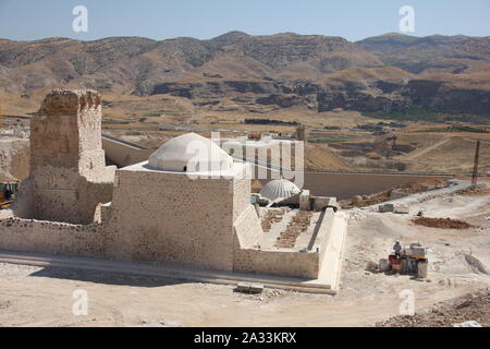 Hasankeyf, Turchia. 09Sep, 2019. Il secolare tomba di Imam Abdullah in un cosiddetto parco archeologico della nuova città di Hasankeyf. Essa era stata spostata dalla sua posizione precedente nell'antico insediamento di Hasankeyf dal caricatore basso. Hasankeyf, che è stata abitata per 12.000 anni, affonderà sotto il livello di acqua di un enorme serbatoio entro la fine dell'anno al più tardi - da allora, secondo fonti locali, otto monumenti sono stati reinsediati. Credito: Christine-Felice Röhrs/dpa/Alamy Live News Foto Stock