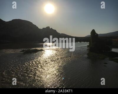 09 settembre 2019, Turchia, Hasankeyf: Fiume Tigri nei pressi di Hasankeyf nella Turchia sudorientale durante il tramonto. Il villaggio si trova in un unico paesaggio culturale sul Tigri. La gente è stata supposta per stabilirsi qui per circa 12.000 anni. Ma ben presto Hasankeyf affonderà sotto il livello di acqua di un enorme serbatoio. Verso la fine dell'anno l'acqua raggiungerà Hasankeyf. Poi, la natura degli ambientalisti e degli attivisti ambientali temono, habitat per le specie animali minacciate come l'Eufrate tartaruga morbido o piante come il pioppo Eufrate andrà perso. Foto: Christine-Felice Röhrs/dpa Foto Stock