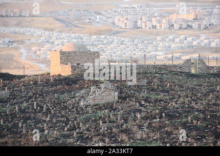 Hasankeyf, Turchia. 09Sep, 2019. Nuovo contro il vecchio: una vista dal castello di Alt-Hasankeyf giù per la città nuova. L'insediamento, che è di circa 12.000 anni, è sprofondare sotto il livello di acqua di un enorme serbatoio entro la fine dell'anno. Secondo le autorità locali, il cuore del piccolo centro città è di essere evacuata ed in parte demolito dal 8 ottobre. La gente deve passare per il centro di Neustadt, che avevano boicottato per un lungo periodo di tempo. Credito: Christine-Felice Röhrs/dpa/Alamy Live News Foto Stock