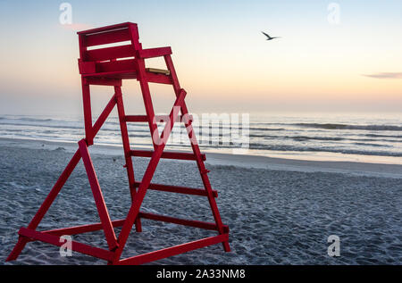 Bella vista beachscape appena prima del sorgere del sole in spiaggia di Jacksonville, Florida. (USA) Foto Stock