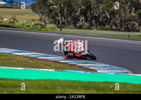 Phillip Island, Victoria, Australia. 05 Ottobre 2019 - Australian campionati Superbike Round sei da Phillip Island Grand Prix Circuit, Mike Jones racing per Desmosport Ducati durante la prova cronometrata.Immagine di credito - Brett Keating Alamy Live news. Foto Stock