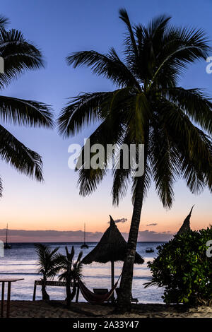 Twilight su un beach bar nell'isola Waya, parte del gruppo Yasawa, nelle isole Figi nel sud dell'oceano pacifico Foto Stock