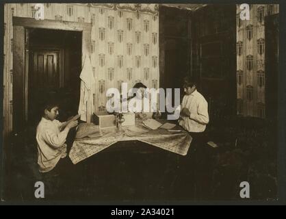 Famiglia di David H. Goodman, cor. Coburn e strade Mellen, Sud Framingham, Massachusetts Madre e due figli, 14 anni e 10 anni, lavora su tag per Dennison fabbrica. Un ragazzo, 12 anni. Foto Stock