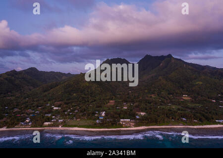 Alba sopra la splendida isola di Rarotonga costa e montagna in isole Cook nel Pacifico Foto Stock