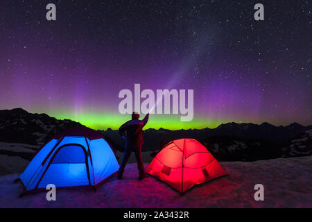 Aurora Boreale illumina il Mt. Baker cielo notturno, nello stato di Washington, Stati Uniti d'America Foto Stock