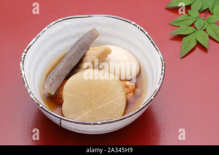 Il cibo giapponese, Oden in una coppa in ceramica Foto Stock