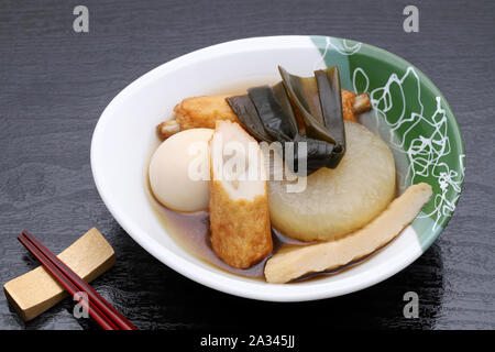 Il cibo giapponese, Oden in una coppa in ceramica Foto Stock