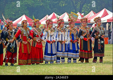 KAOHSIUNG, Taiwan -- Settembre 28, 2019: Le donne delle popolazioni indigene tribù Rukai eseguire una danza durante la tradizionale festa della mietitura. Foto Stock