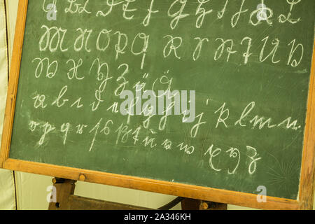Vecchia lavagna con il vecchio alfabeto Foto Stock