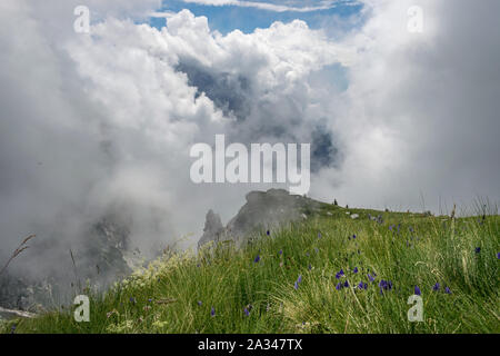 Vista dal Mangart mountain al confine di Italia e Slovenia nelle Alpi Giulie Foto Stock