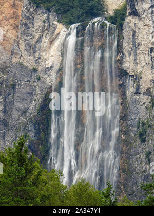 Boka cascata nelle Alpi Giulie vicino a Bovec, Slovenia Foto Stock