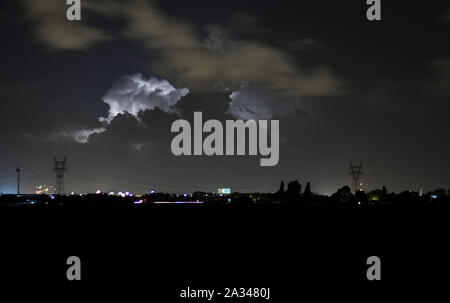 Temporale tra le città di La Hague e Leiden, Olanda è illuminato da intracloud fulmine lampeggia Foto Stock