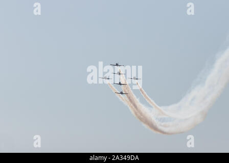 29 agosto 2019 MOSCA, RUSSIA: Sei militari di getti di reattivo di eseguire uno spettacolo lasciando segni di fumo nel cielo - volare fino. Metà shot Foto Stock