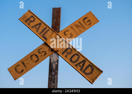 Vecchi e logori giallo attraversamento ferroviario Sign in Victoria Falls, Zimbabwe Foto Stock