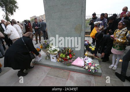 Omaggi floreali sono previste presso il Memorial Garden si affaccia la linea ferroviaria a Ladbroke Grove nel ventesimo anniversario dell'incidente ferroviario alla stazione Paddington dove un totale di 31 persone morirono quando due treni si sono scontrate quasi testa-a. Foto Stock