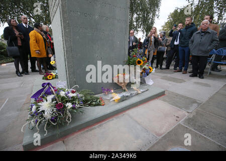 Omaggi floreali sono previste presso il Memorial Garden si affaccia la linea ferroviaria a Ladbroke Grove nel ventesimo anniversario dell'incidente ferroviario alla stazione Paddington dove un totale di 31 persone morirono quando due treni si sono scontrate quasi testa-a. Foto Stock