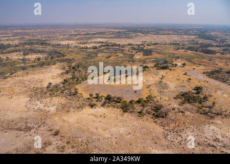 Okavango Delta paesaggio Vista aerea nella stagione secca di savana, alberi e corsi d acqua Foto Stock