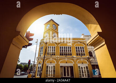 Ripristinato chino-portoghese torre orologio in Phuket citta vecchia, Thailandia Foto Stock