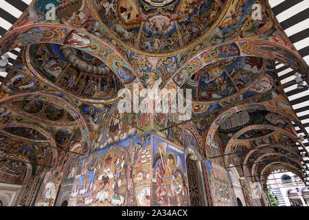 Affreschi a soggetto religioso sui trattati dalla Bibbia, dipinta sulla parete della chiesa nel monastero di Rila, Bulgaria Foto Stock