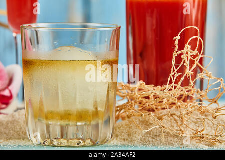 Bicchiere di ghiaccio freddo whisky sulle rocce in una vista ravvicinata con condensa sul vetro e spazio di copia Foto Stock