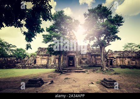 Prasat Hin di Phnom Rung o di Phnom Rung castello in pietra è un tempio Khmer complesso impostato sul bordo di un vulcano estinto a 402 metri (1.319 ft) di altitudine, Foto Stock
