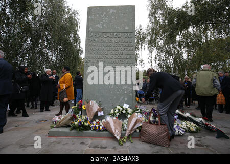 Omaggi floreali sono previste presso il Memorial Garden si affaccia la linea ferroviaria a Ladbroke Grove nel ventesimo anniversario dell'incidente ferroviario alla stazione Paddington dove un totale di 31 persone morirono quando due treni si sono scontrate quasi testa-a. Foto Stock