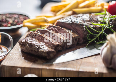 Carni bovine nervatura occhio bistecca con patate arrosto bbq sauce funghi all'aglio e spezie. Foto Stock