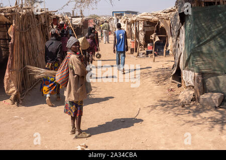 Opuwo, Namibia - 25 Luglio 2019: Nero donna in piedi in un mercato di Rundu, People Shopping a improvvisate bancarelle del mercato in Namibia, Africa. Foto Stock