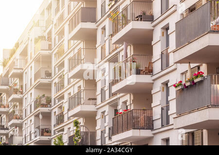 Moderna architettura residenziale vicino fino Foto Stock