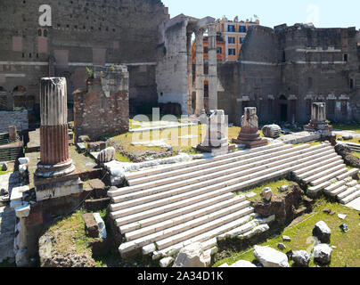 Roma: resti del tempio di Marte Ultore nel Forum di Agostino Foto Stock