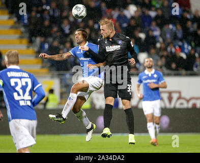 Darmstadt, Germania. 04 ott 2019. 04 ottobre 2019, Assia, Darmstadt: Calcio Bundesliga 9 giornata, SV Darmstadt 98 - Karlsruher SC su 04.10.2019 nel Merck Stadium dell'Böllenfalltor - Darmstadt (Assia). Victor Palssonr (L) da Darmstadt in un duello con Philipp Hofmann (R) da Karlsruhe. Foto: Hasan Bratic/dpa (Nota importante: a causa delle normative di accreditamento del DFL, la pubblicazione e l'ulteriore utilizzo su Internet e nei contenuti multimediali in linea durante il gioco è limitato per un totale di quindici immagini al gioco. Credito: dpa picture alliance/Alamy Live News Foto Stock