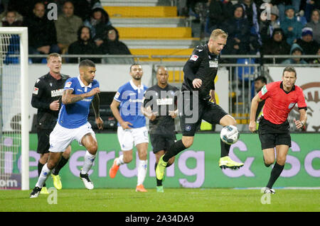 Darmstadt, Germania. 04 ott 2019. 04 ottobre 2019, Assia, Darmstadt: Calcio Bundesliga 9 giornata, SV Darmstadt 98 - Karlsruher SC su 04.10.2019 nel Merck Stadium dell'Böllenfalltor - Darmstadt (Assia). Victor Palsson (L) da Darmstadt in un duello con Philipp Hofmann (M) da Karlsruhe. Foto: Hasan Bratic/dpa (Nota importante: a causa delle normative di accreditamento del DFL, la pubblicazione e l'ulteriore utilizzo su Internet e nei contenuti multimediali in linea durante il gioco è limitato per un totale di quindici immagini al gioco. Credito: dpa picture alliance/Alamy Live News Foto Stock