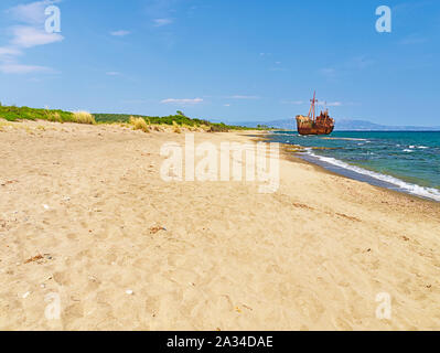 Rusty grande nave "Dimitrios' naufragio sulla spiaggia di Selinitsa sotto un profondo cielo blu a Gytheio nel Peloponneso Grecia. Foto Stock