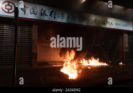 Hong Kong, Cina. 04 ott 2019. Manifestanti hanno dato fuoco al di fuori di Banca di Cina durante una dimostrazione in Hong Kong.Notte di violenza con i manifestanti in città viene dopo la Città del Capo Esecutivo Carrie Lam annuncia il nuovo anti-mask legge. La legislazione sarà in vigore a partire dalla mezzanotte del venerdì 5 ottobre, 2019. Incapacità di fare rispettare la legge potrebbe risultare in una frase di un anno di prigione e a una multa di HK$25.000. Credito: SOPA Immagini limitata/Alamy Live News Foto Stock