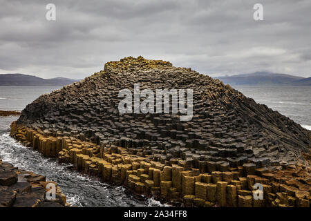 Esagonale a colonne basaltiche sulla staffa, Ebridi Interne, Scotland, Regno Unito Foto Stock