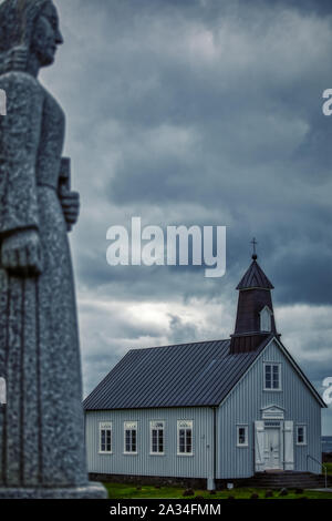 Bellissimo e tipico vecchia chiesa di legno da qualche parte in Islanda, religione Foto Stock