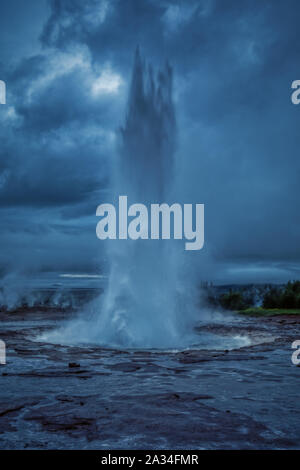 Amazing shot di eruttando strokkur geyser, situato in un area geotermale accanto al fiume Hvita, Islanda Foto Stock